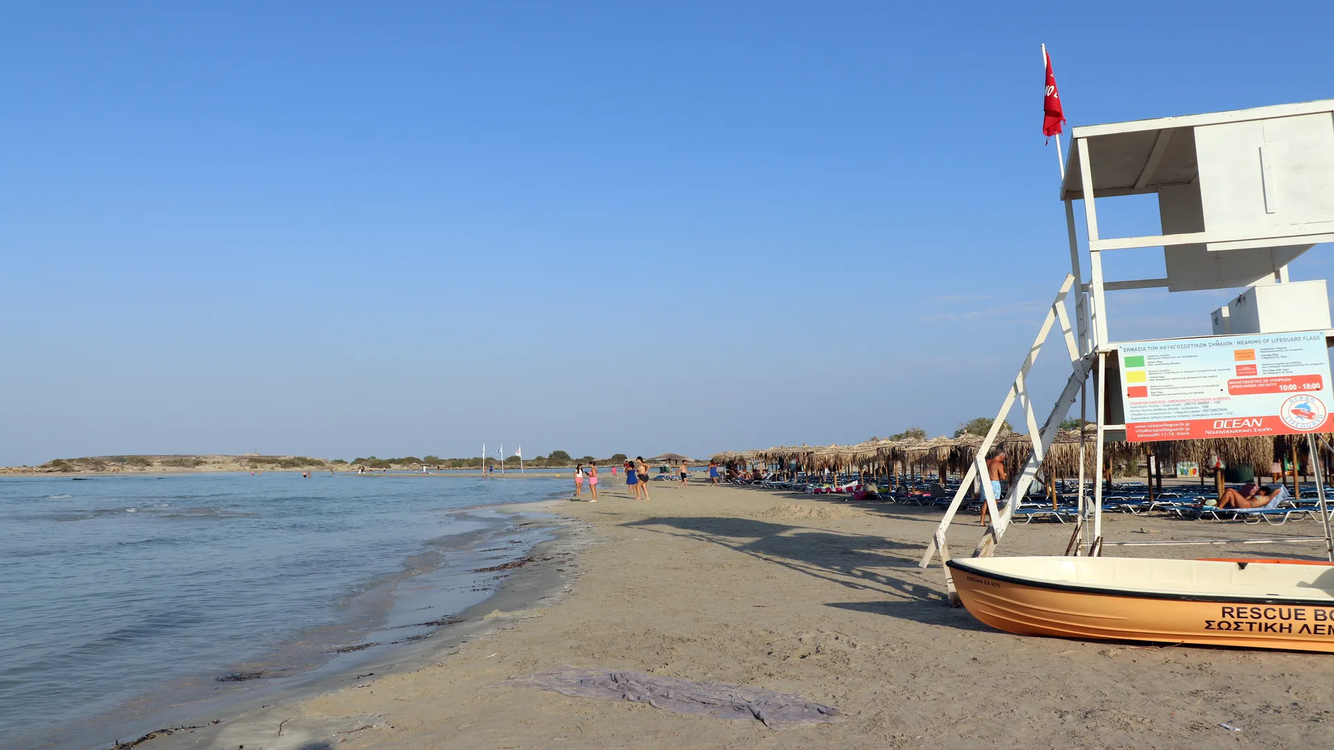 Lifeguard tower and coastline at Elafonissi Beach Crete — photo by Zurab Pekirishvili