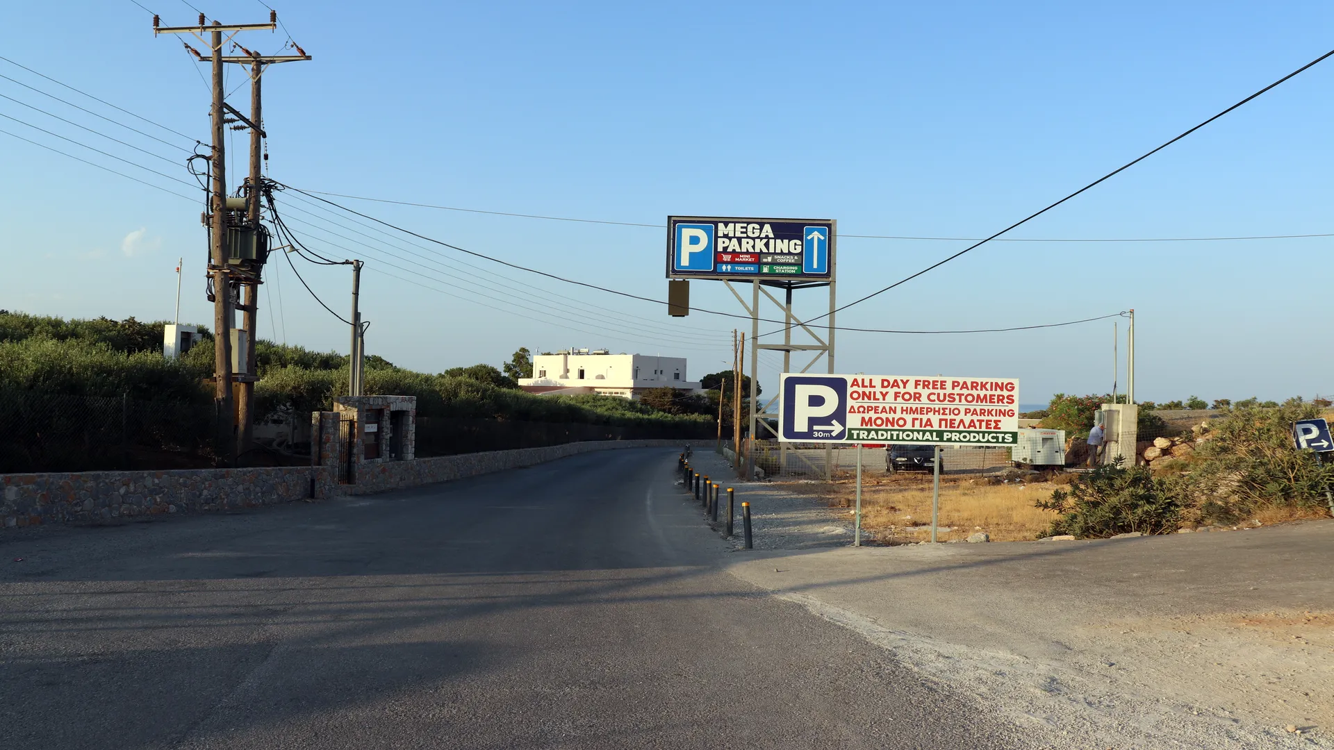 Free parking area near the entrance to Elafonissi Beach Crete — photo by Zurab Pekirishvili