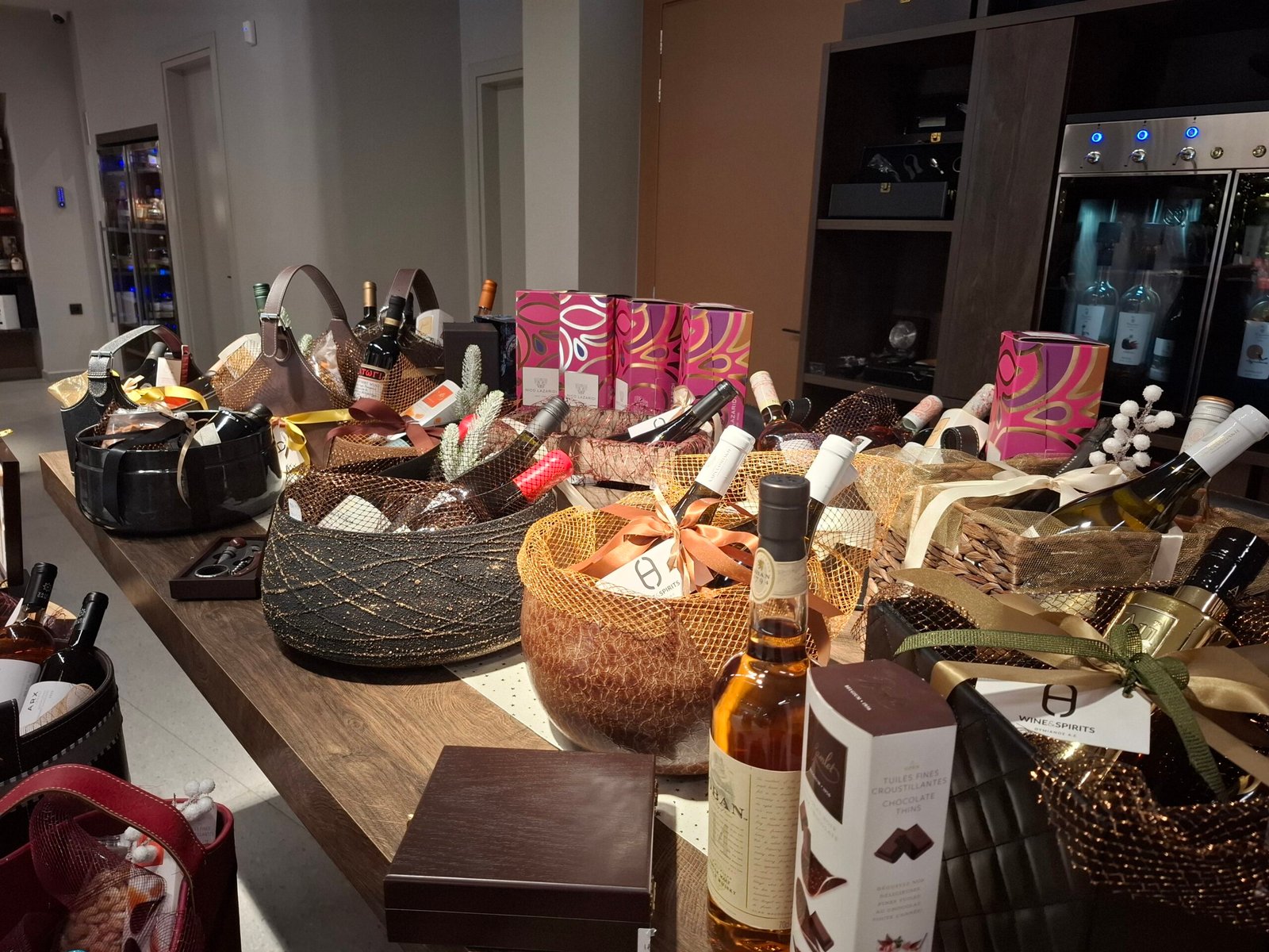 Gift boxes and wine present sets at Thimianos AE in Chania