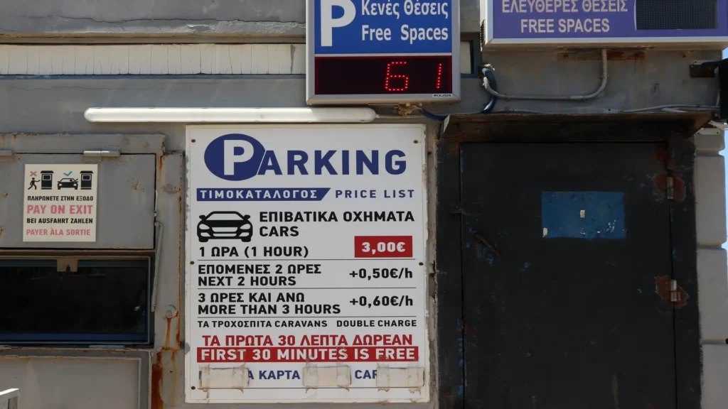 Parking Venetian Harbor in Rethymno with price list and free spaces display
